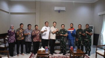 Kunjungi PALI, Pangdam II/Sriwijaya Bagikan Tali Asih ke Warga Jerambah Besi