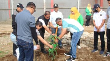Wujudkan Lapas Hijau dan Asri, UPT Pemasyarakatan se-Sumsel Gelar Penanaman Pohon di Lapas Pagar Alam